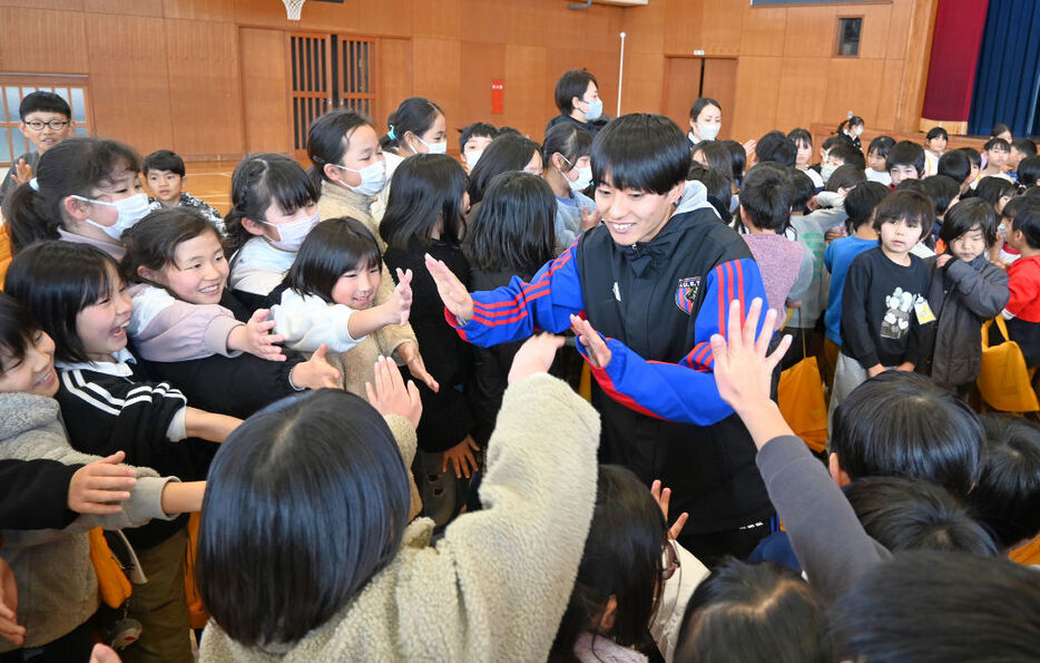 母校の児童たちに応援に対する感謝の気持ちを伝える吉田選手＝御殿場市の朝日小