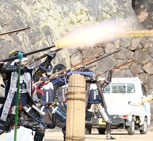 火縄銃を放つ松江城鉄炮隊と松江城姉さま鉄炮隊の隊員＝松江市殿町、松江城馬溜