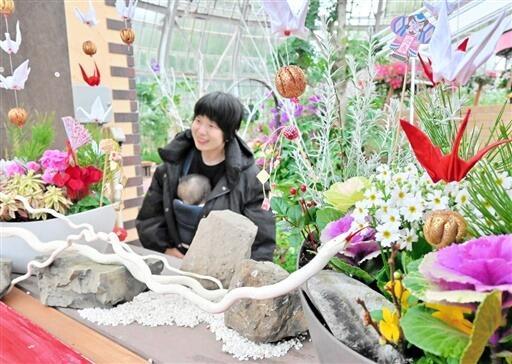 巳年にちなんだ白蛇の飾りと季節の草花が彩るフラワーフレーム=1月9日、福井県坂井市の県総合グリーンセンター