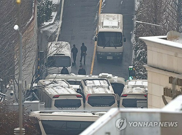 韓国・ソウルの大統領公邸の入り口がバスなどでふさがれている。尹錫悦（ユン・ソクヨル）大統領に対する拘束令状の有効期限は6日まで＝5日、ソウル（聯合ニュース）