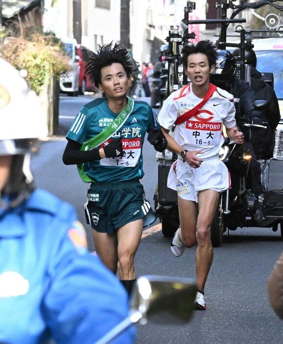 5区で青学大・若林宏樹（左）は中大・園木大斗を抜きトップに立った＝神奈川県（代表撮影）