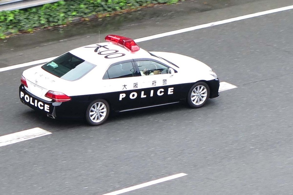 パトカーなど警察車両を見かけると、つい「抜いてしまうと捕まるのでは？」と思いがちだが、本当は？