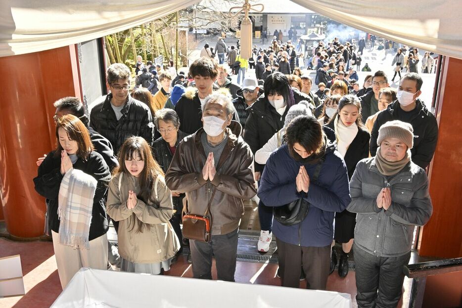 日光山輪王寺の三仏堂で手を合わせる初詣客＝２日正午、日光市山内