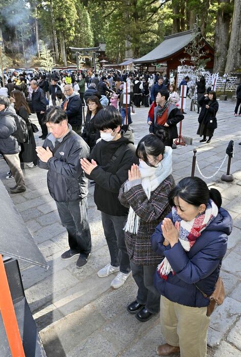 多くの初詣客でにぎわう日光二荒山神社＝２日午前11時35分、日光市山内