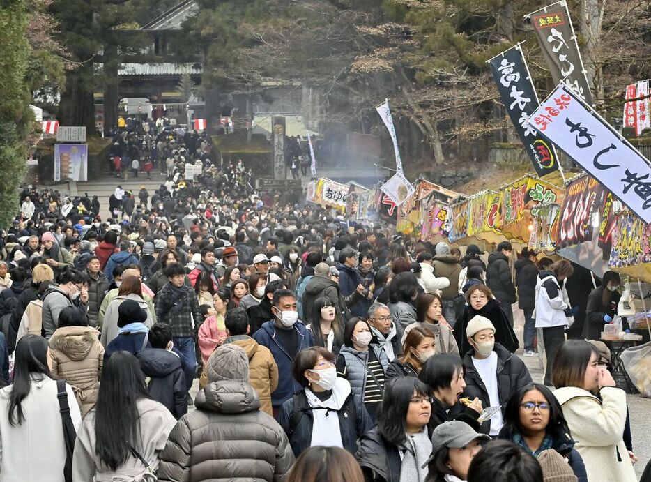 初詣客でごったがえす表参道＝２日午後１時45分、日光市山内