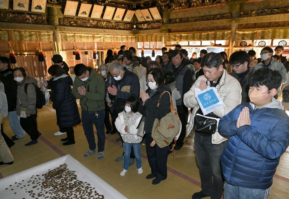 日光東照宮の拝殿で初詣する人たち＝２日午前10時35分、日光市山内