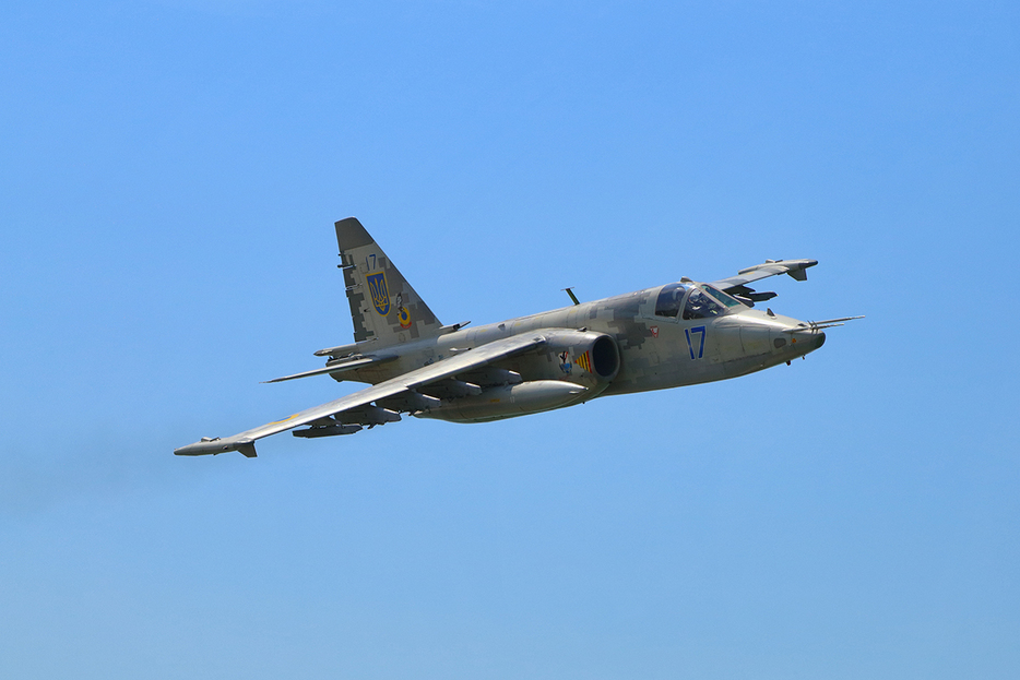 ウクライナ空軍のスホーイSu-25攻撃機。2017年7月、ミコライウ州オチャキウ（Vitalii Masliukov / Shutterstock.com）