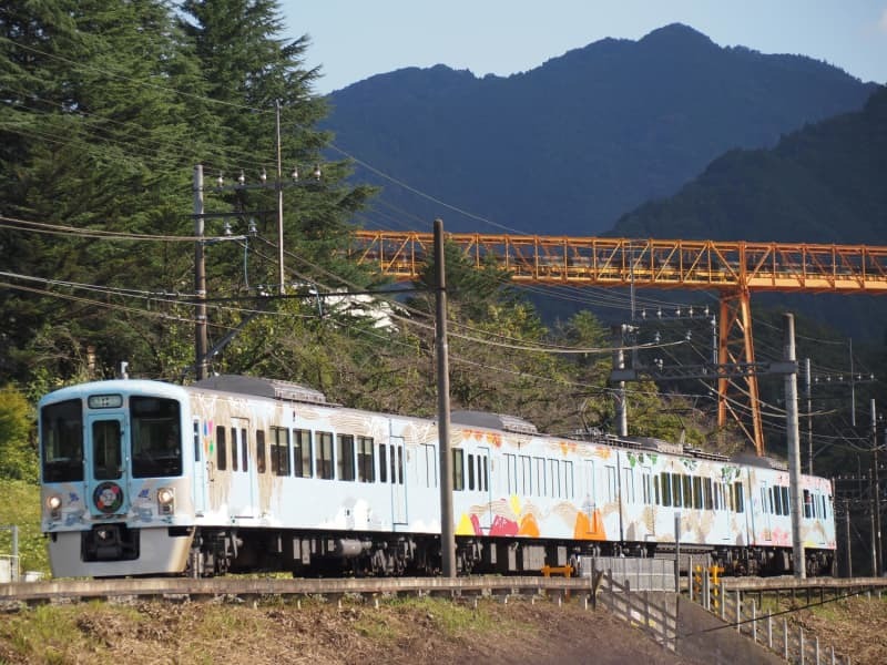 西武鉄道の「西武　旅するレストラン『５２席の至福』」＝２０２４年１０月１２日、埼玉県横瀬町