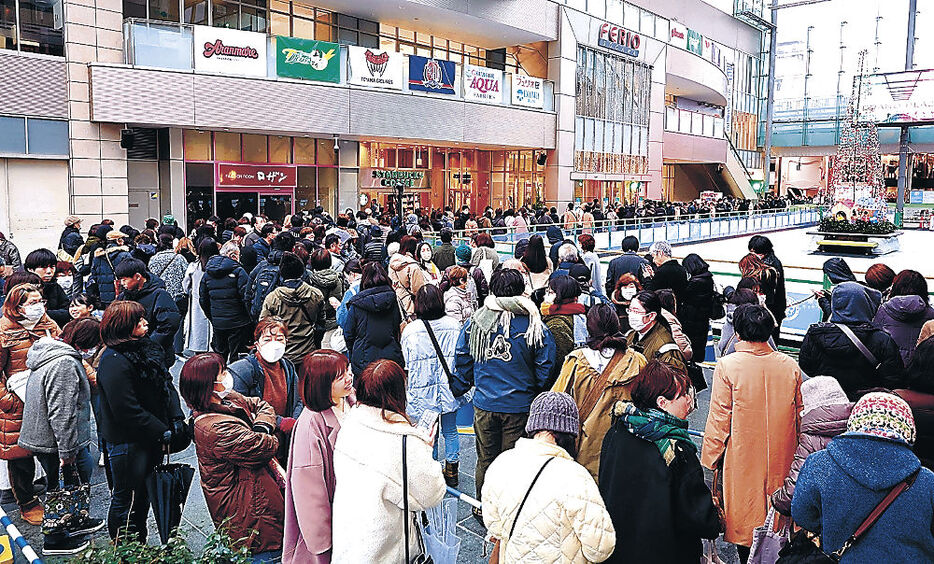 富山大和の開店を待つ人で混雑するグランドプラザ