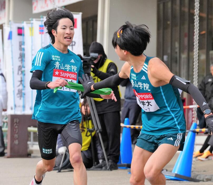 7区・白石（右）にタスキをつなぐ青学大6区・野村