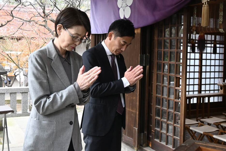 ＪＢＡの三屋裕子会長（左）と島田慎二Bリーグチェアマン