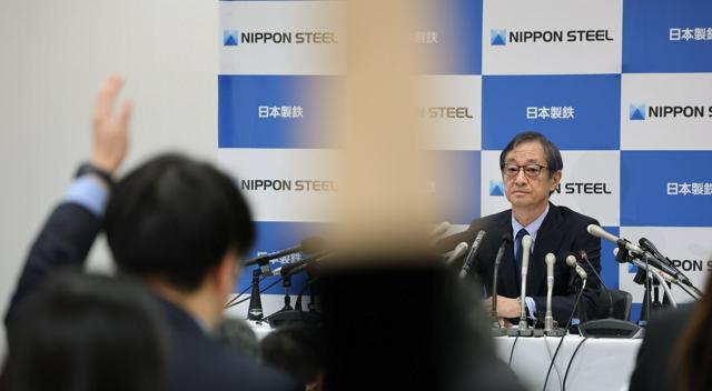 日本製鉄の橋本英二会長の会見には、報道陣から多くの質問の手があがった=2025年1月7日午前9時13分、東京都千代田区、川村直子撮影