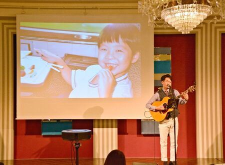 梅﨑太助さんをしのび、歌を披露するシンガー・ソングライターの野副一喜さん