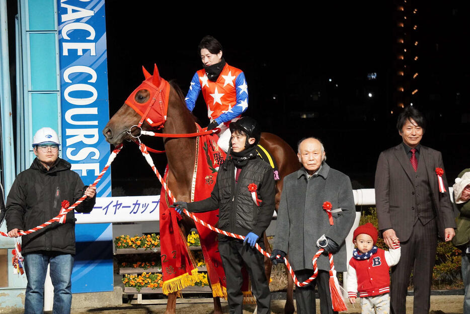 引退式でのスピーディキック。鞍上（あんじょう）は御神本騎手、右端が藤原調教師