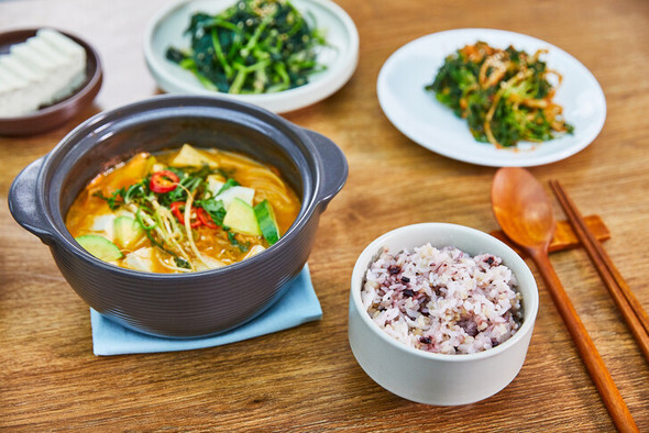 新年の最初の月を菜食で始めてみよう。菜食は自分自身にも、社会にも、地球にも良い食習慣だ。難しく考えなくても良い。まずは一週間だけ菜食を実践してみよう。今年の自分自身への最高の贈り物になるかもしれない＝ゲッティイメージズバンクより