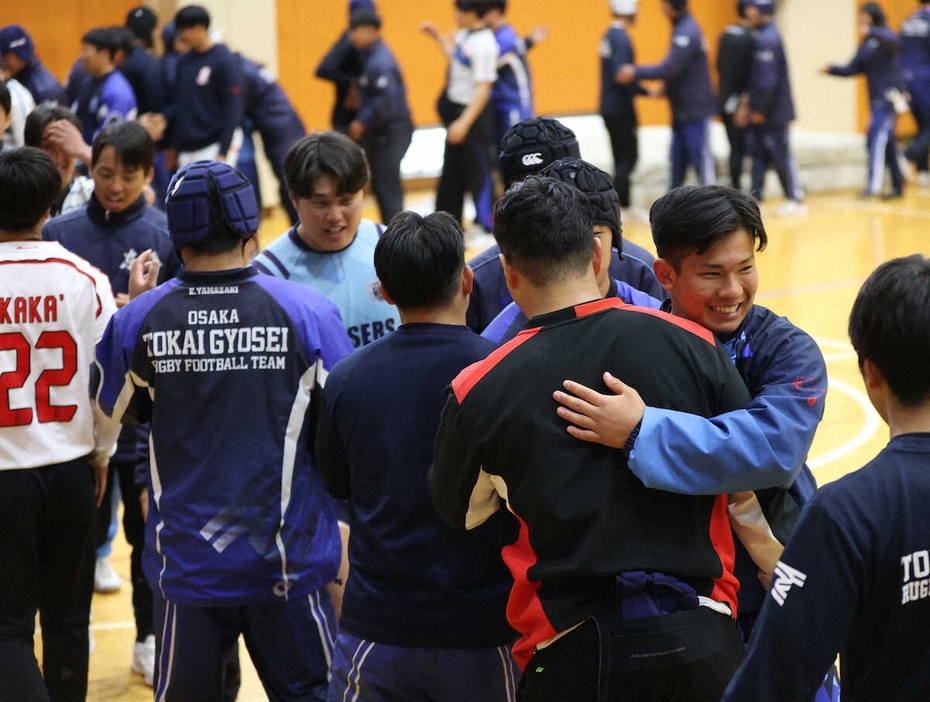 練習を終えて笑顔で握手を交わす青野共同主将（右）ら東海大大阪仰星の選手たち（撮影・北條　貴史）