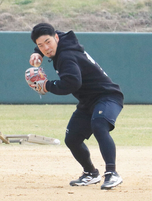 内野ノックで躍動するソフトバンク・近藤健介