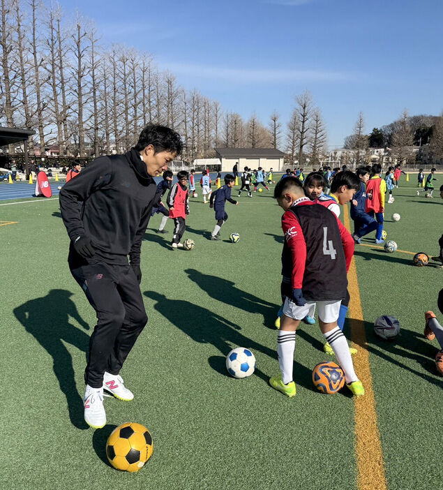 地元の東京・練馬区でサッカー教室を行ったJ1名古屋MF稲垣祥