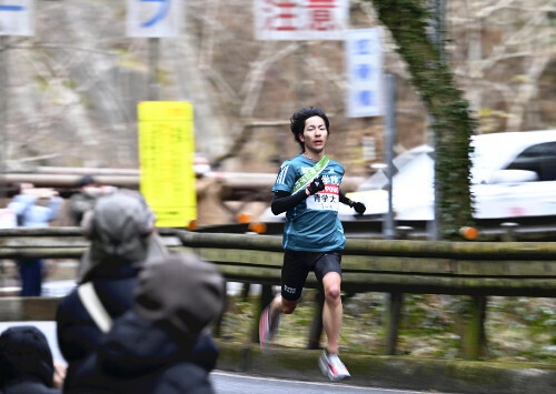 ６区でトップを走る青学大・野村昭夢（３日）＝武藤要撮影