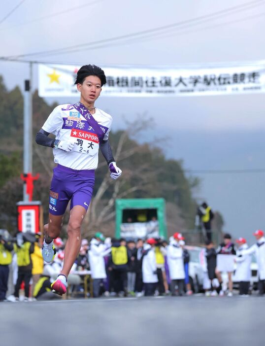 ６区、芦ノ湖をスタートする駒大・伊藤蒼唯（カメラ・宮崎　亮太）