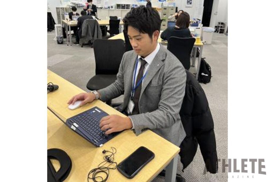 慣れないPC作業にも懸命に取り組む、元阪神の石井将希さん