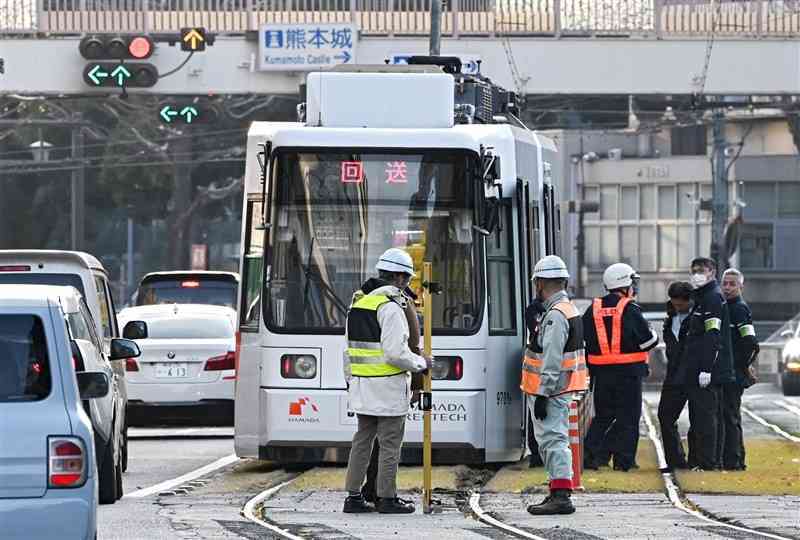 熊本城・市役所前電停を出発後に脱線し、車道側にずれた熊本市電の低床車両＝12月31日午後4時20分ごろ、熊本市中央区（石本智）