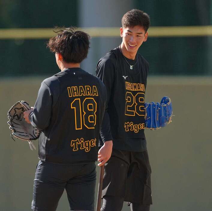 伊原陵人と話す今朝丸裕喜＝鳴尾浜球場（撮影・松永渉平）