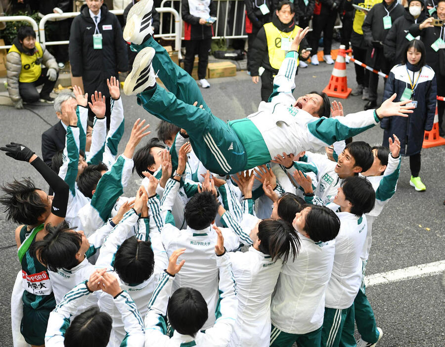 2年連続8度目の優勝を飾り胴上げされる青学大・原晋監督（代表撮影）