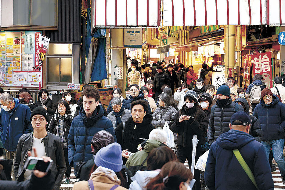 大勢の観光客でごった返す近江町市場＝３１日午後１時５０分、金沢市武蔵町