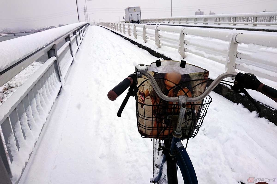 いつもの慣れた道でも、雪が積もっていたら自転車に乗らないことが賢明