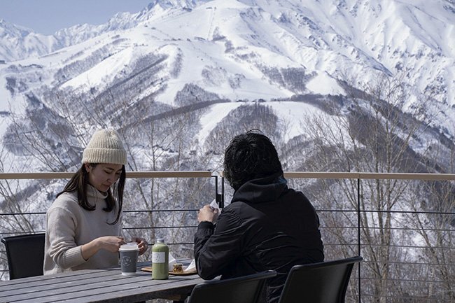 北アルプスの絶景が一望できる人気のテラス席