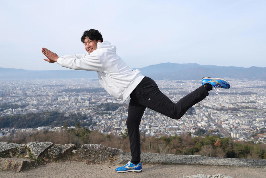 京都市内を一望する大文字山の火床で「へびポーズ」を披露する中日大野（撮影・前田充）