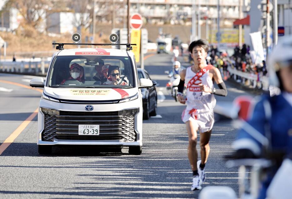 ２区、力走する中大・溜池一太を鼓舞する藤原正和監督(カメラ・小林　泰斗)