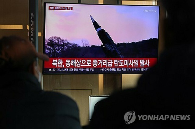 ソウル駅で北朝鮮の弾道ミサイル発射のニュースを見つめる人たち＝6日、ソウル（聯合ニュース）