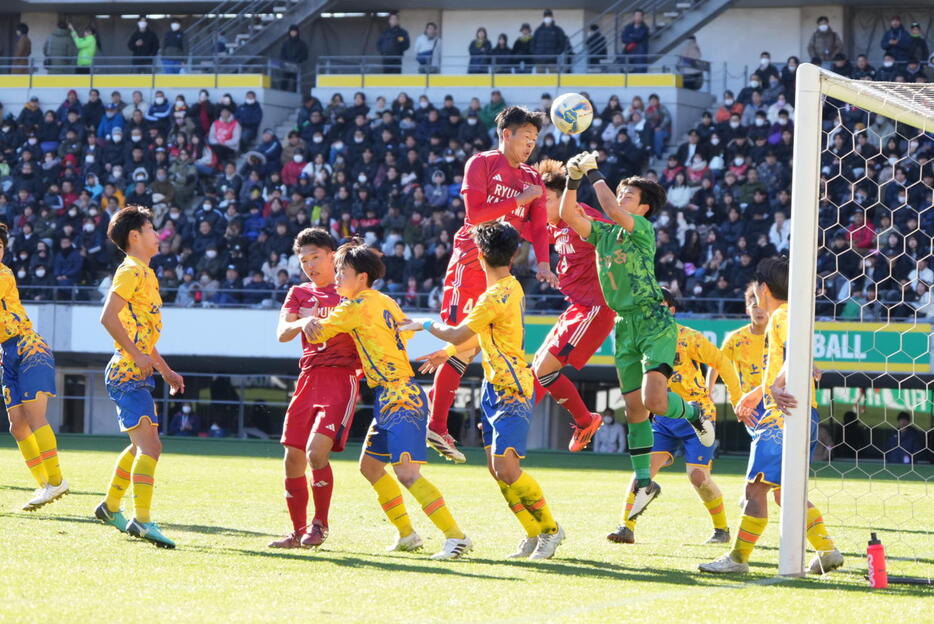 準々決勝　流通経大柏対上田西　後半、流通経大柏・奈須（中央）はチーム7点目のゴールを奪う（撮影・小沢裕）