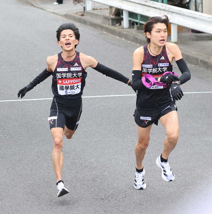 ＜箱根駅伝復路・鶴見中継所＞国学院大アンカー・吉田（右）にタスキをつなぐ9区・上原　（撮影・村上　大輔）　