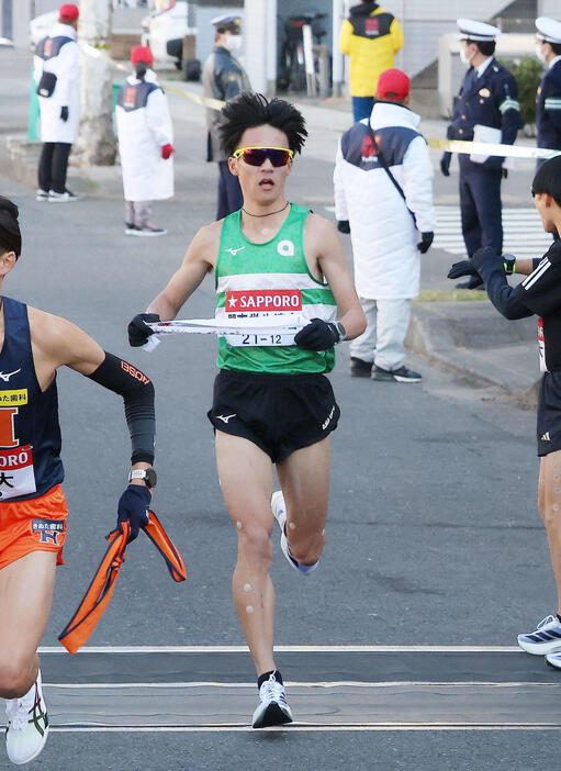 鶴見中継所前を力走する関東学生連合1区の亜大・片川（撮影・河田真司）