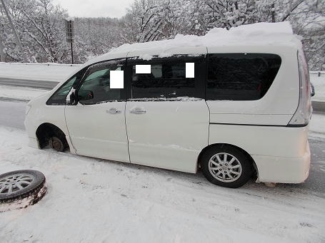 タイヤが外れた車両（提供：北海道警）