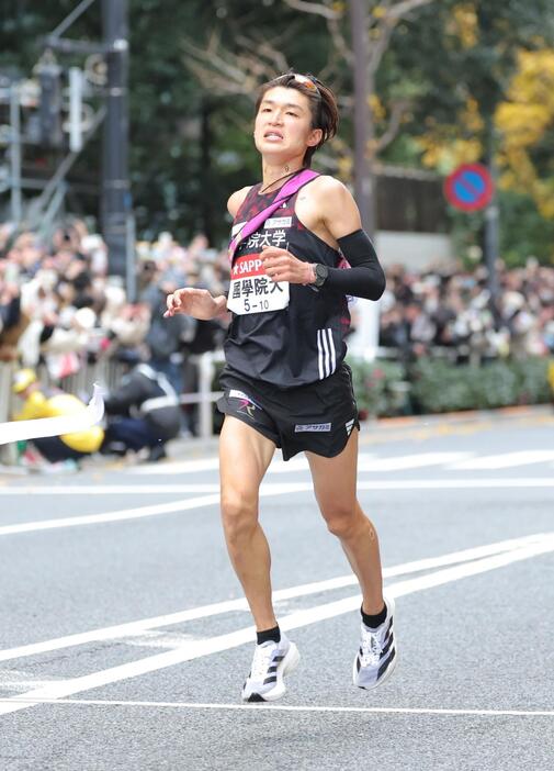 　ゴールする国学院大・吉田蔵之介（撮影・西岡正）