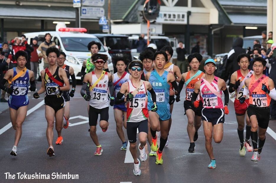 勢いよくスタートを切る12区の選手たち＝午前7時45分、阿波池田駅前