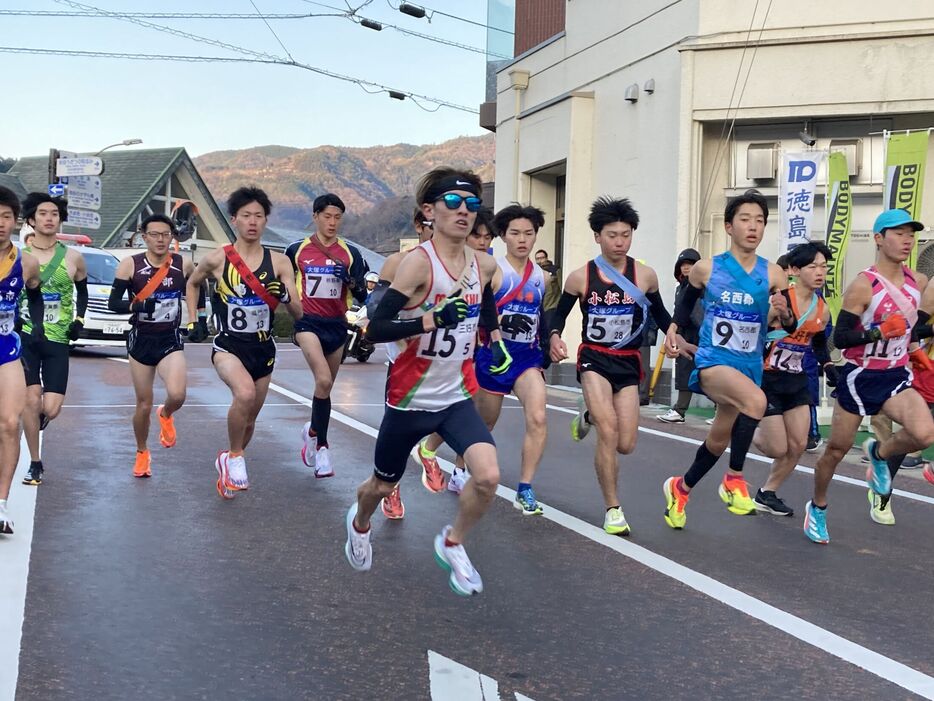 最終日、一斉にスタートしたランナーたち＝阿波池田駅前