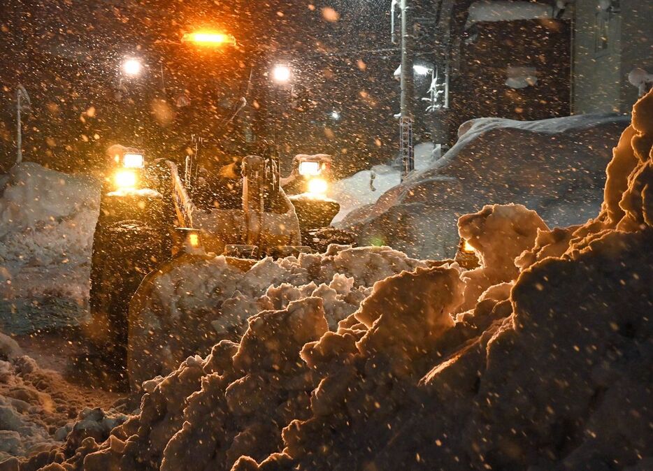 激しい雪が降り続く中、市内各所で行われた除排雪作業＝3日午前2時14分、青森市大野若宮