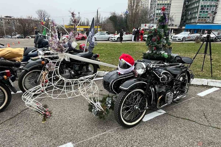 イベント会場では各自、自前のバイクをクリスマス用にデコレーションしたものを広場に展示