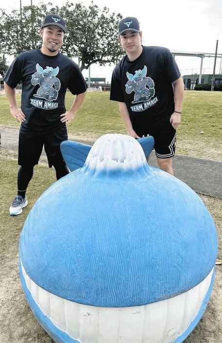 ソフトバンク・近藤（左）との徳之島自主トレを公開したロッテ・藤岡（球団提供）