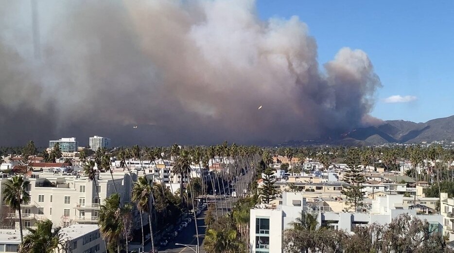 カリフォルニア州サンタモニカで撮影された山火事の黒煙（ロイター）