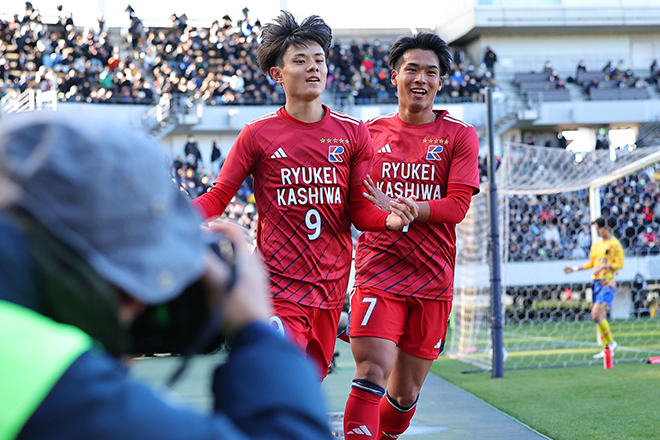 上田西戦で２ゴールを決めた山野（９番）。写真：梅月智史（サッカーダイジェスト写真部）