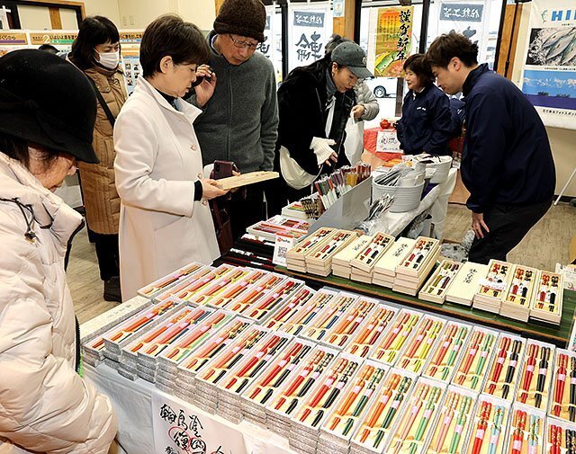 多くの人が立ち寄り、輪島塗の商品を購入した輪島番屋市