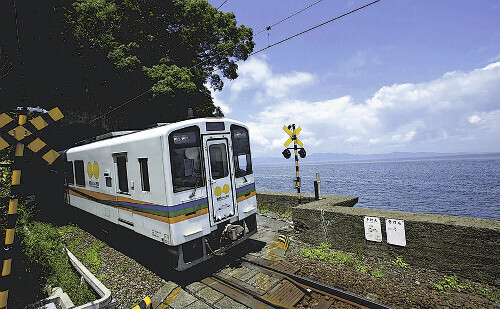 日本酒が提供される肥薩おれんじ鉄道（肥薩おれんじ鉄道提供）