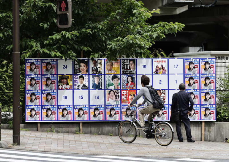 東京都知事選で、同一のポスターが並んだ掲示板＝２０２４年６月、東京・秋葉原