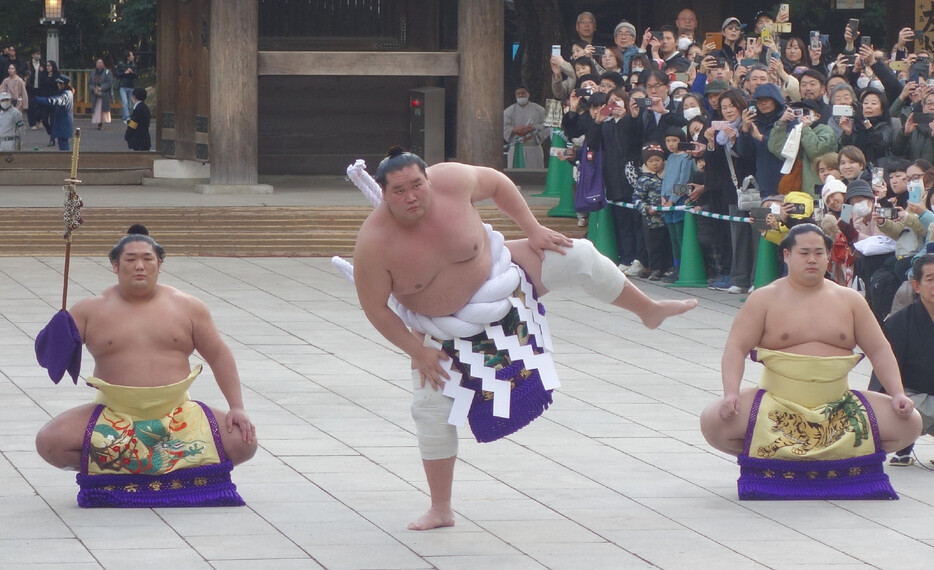 大相撲の横綱照ノ富士（中央）が７日、東京都渋谷区の明治神宮で新春恒例の奉納土俵入りを行った。太刀持ちと露払いに、ともに弟弟子の尊富士と錦富士を従えて不知火型を披露。約２１００人の見物客を沸かせた。